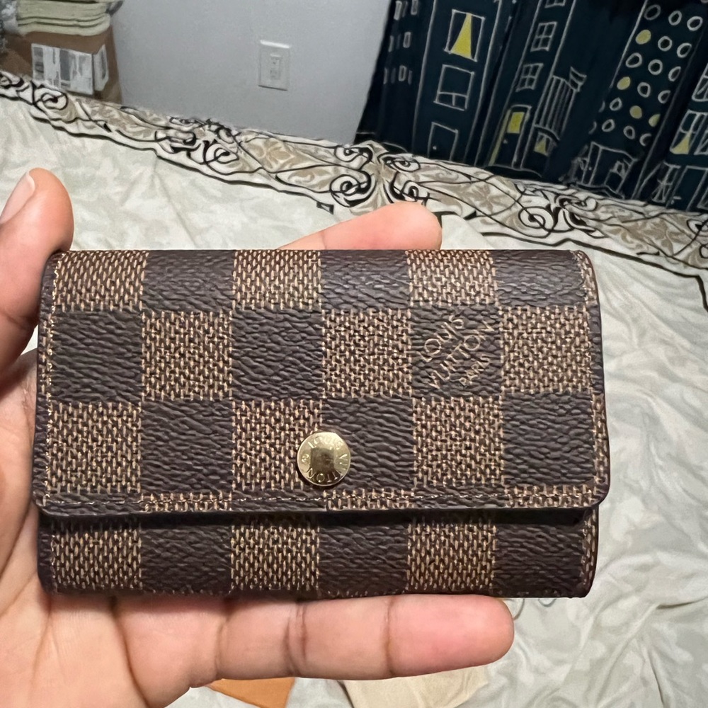 Authentic Louis Vuitton 6 key holder damier ebene